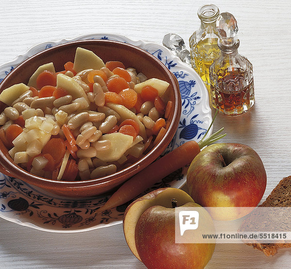 Bohnensalat mit Äpfeln  Knollensellerie und Möhren  Russland  Rezept gegen Gebühr erhältlich