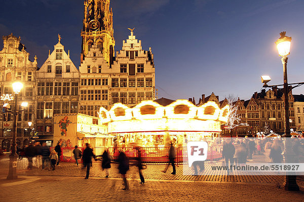Weihnachtsmarkt am Rathaus auf dem Grote Markt  umsäumt von alten Gildehäusern. Altstadt  Antwerpen  Flandern  Belgien  Europa