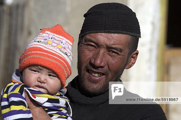 Kirgise mit Baby  Pamir  Tadschikistan  Zentralasien