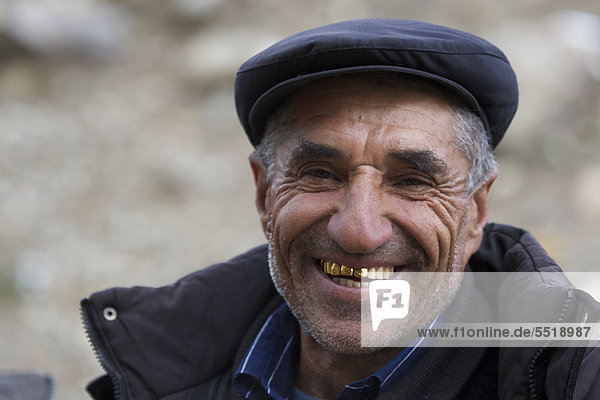 Kirgise mit Goldzähnen  Porträt  Pamir  Tadschikistan  Zentralasien