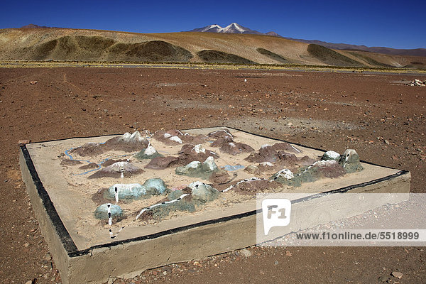 Plastisches Modell der Umgebung  dahinter Vulkan Uturuncu  6008 m  Atacama-Wüste  Altiplano  südliches Bolivien  Südamerika
