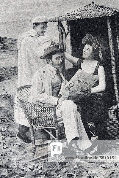 Flirt am Strandkorb  Ehemann liest Zeitung  historische Postkarte  um 1900