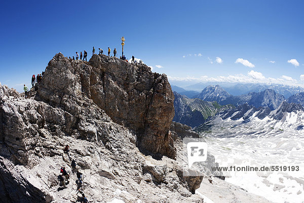 Massentourismus auf dem Kletterpfad zum Gipfelkreuz Zugspitze  Oberbayern  Bayern  Deutschland  Europa