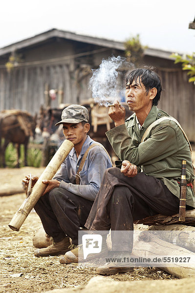 Männer vom Bergstamm der Palong rauchen in einem Norlae Dorf Nordthailand Thailand Asien