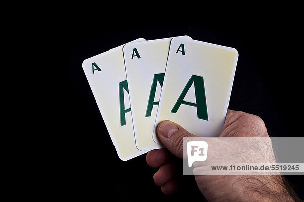 Drei A auf Spielkarten  Symbolbild für die Bewertung Triple A der Rating-Agenturen