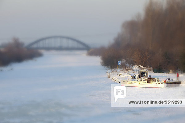 Eisbedeckter Havelkanal bei Wustermark  Havelland  Brandenburg  Deutschland  Europa