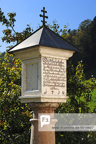 Marterl von 1719 vor der Wallfahrtskirche Maria Gern  Maria Gern  Ortsteil von Berchtesgaden  Oberbayern  Bayern  Deutschland  Europa