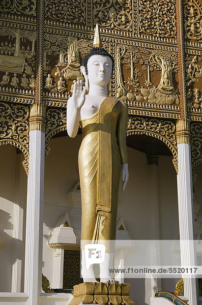 Buddhastatue vor dem Tempel Wat That Luang Neua  Vientiane  Laos  Indochina  Asien