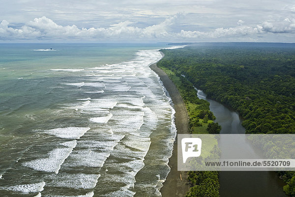 Luftbild von der Pazifikküste des Corcovado National Parks auf der Halbinsel Osa  Puerto Jimenez  Costa Rica  Zentralamerika
