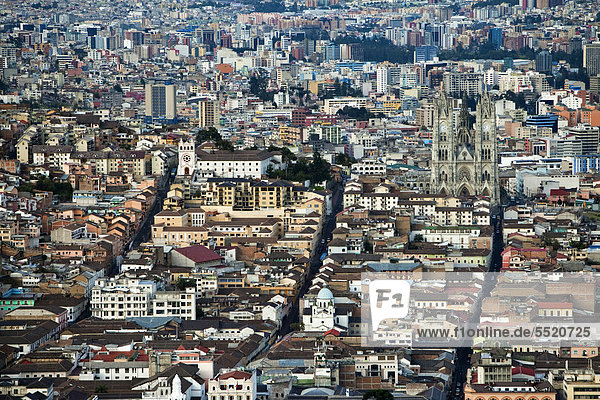 Blick von El Panecillo auf Quito mit der Altstadt im Vordergrund  Quito  Ecuador  Südamerika