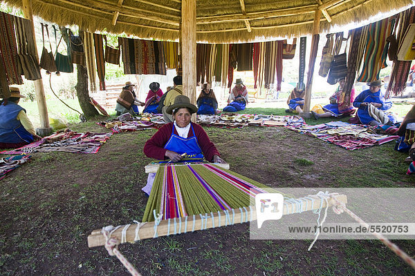 Frauen bei Textilarbeiten  Dorfbewohner werden in erneuerbaren Energien und traditionellem Handwerk geschult  Entwicklungsprojekt des CECADE  Centro de Capacitacion para el Desarrollo  Trainingszentrum für Entwicklung  für ländliche Gebiete im Hochland  Yaurisque  Peru  Südamerika