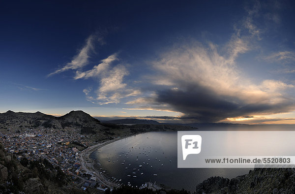 Gewitterwolke über Titicacasee zur blauen Stunde  Copacabana  Bolivien  Südamerika