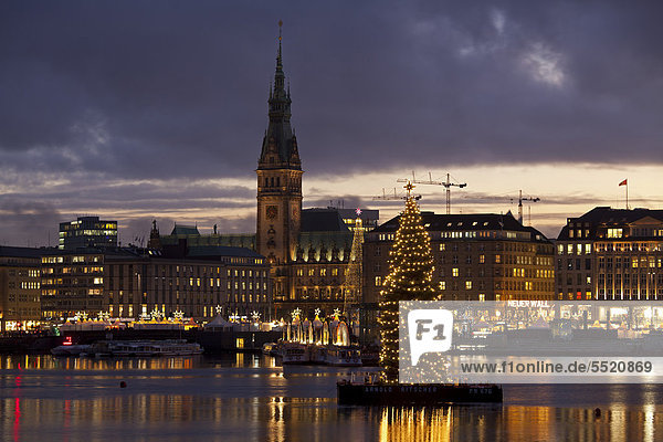 Binnenalster und Rathaus zur Weihnachtszeit  Hamburg  Deutschland  Europa