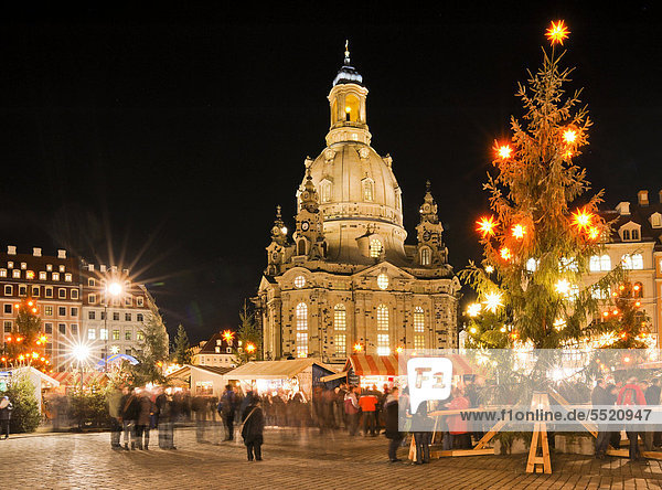 Christmas market at Frauenkirche  Church of Our Lady  Dresden  Saxony  Germany  Europe