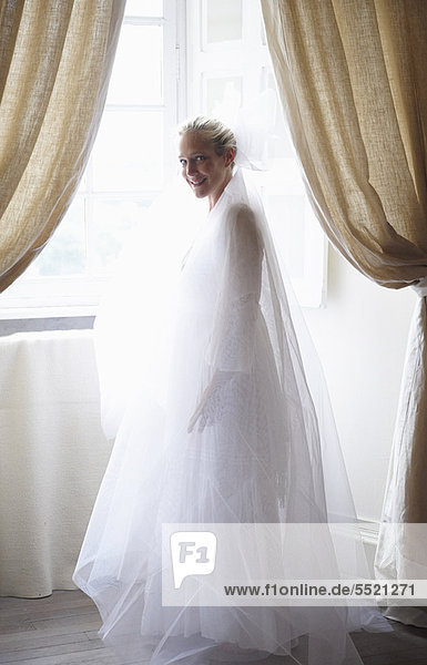Fenster  Braut  lang  langes  langer  lange  Kleidung  Schleier