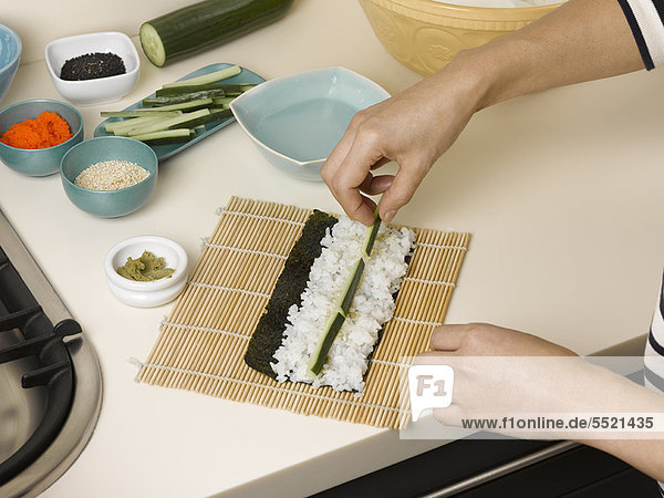 Frau  Sushi  Vorbereitung  Tisch