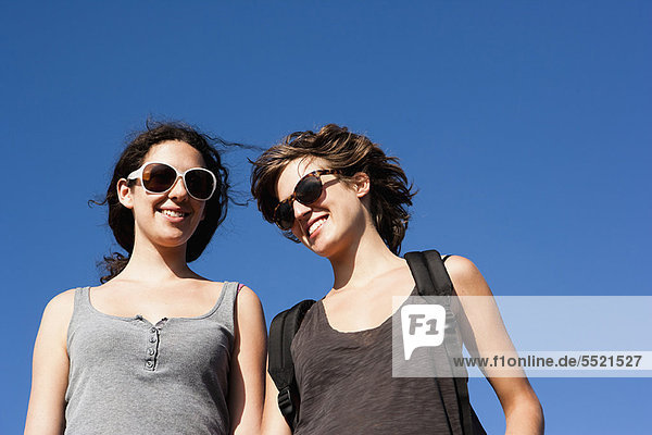 Frauen lächeln gemeinsam im Freien
