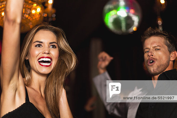 Lächelndes Paar tanzt im Club