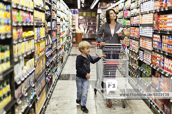 Frau Lebensmitteleinkauf mit Sohn