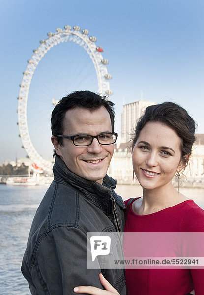 Paar außerhalb von London Eye Riesenrad