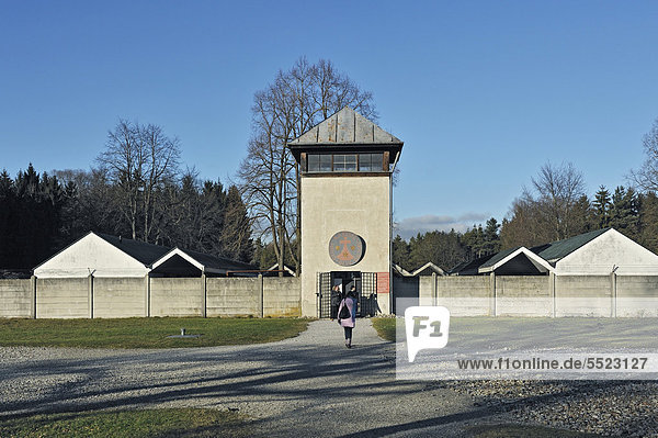 Wachturm und Kloster Karmel Heilig Blut auf dem KZ-Gelände  Dachau bei München  Bayern  Deutschland  Europa
