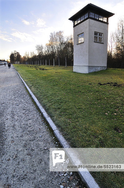 Wachturm  Zaun und Besucher auf dem KZ-Gelände  Dachau bei München  Bayern  Deutschland  Europa