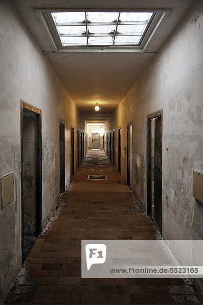 Gang im Gefängnis  Bunker mit Zellentüren auf dem KZ-Gelände  Dachau bei München  Bayern  Deutschland  Europa