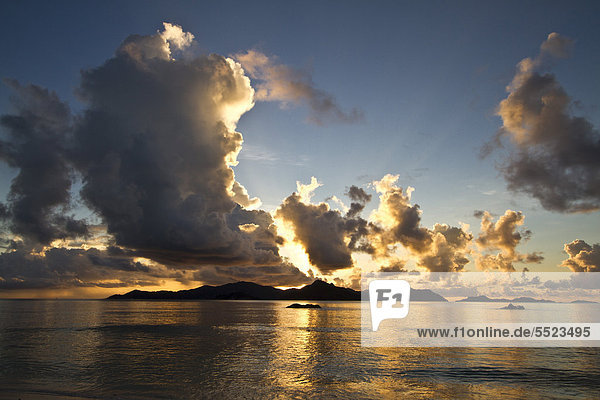 Wolkenhimmel bei Sonnenuntergang hinter der Insel Praslin  Seychellen  Afrika  Indischer Ozean