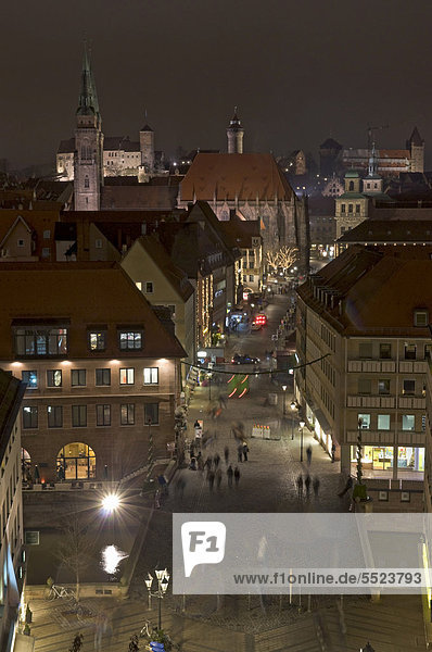 Blick über Nürnberg zur Weihnachtszeit  Nachtaufnahme  Franken  Bayern  Deutschland  Europa