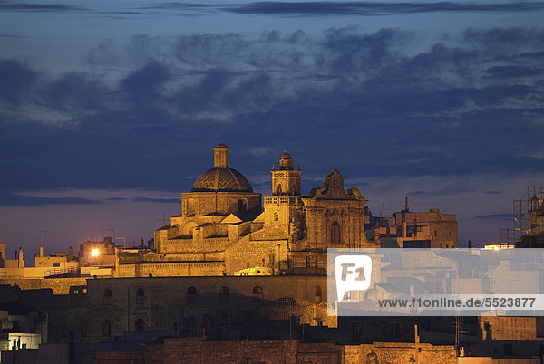 Skyline von Ostuni im Abendlicht  Apulien  Puglia  Italien  Europa