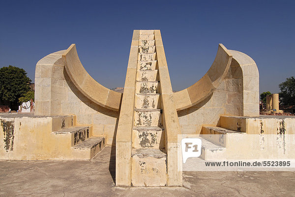 Jantar Mantar Sternwarte  wörtlich übersetzt Rechen-Instrument  Observatorium  erbaut von Maharaja Jai Singh II in Jaipur  genannt Pink City  oder rosarote Stadt  Rajasthan  Indien  Asien