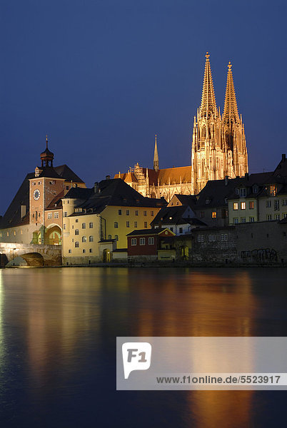 Europa Fluss Kathedrale Donau Flutlicht Bayern Deutschland Regensburg Oberpfalz