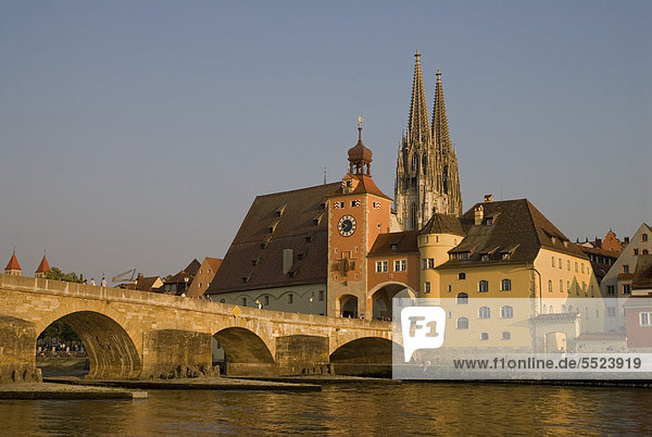 überqueren Europa Stein Brücke Fluss Kathedrale Donau Bayern Deutschland Regensburg Oberpfalz