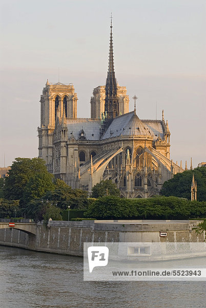 Die gotische Kathedrale Notre Dame de Paris auf der Insel Ile de la Cite und die Seine  gesehen von Pont de la Toumelle  Paris  Ile de France  Frankreich  Europa
