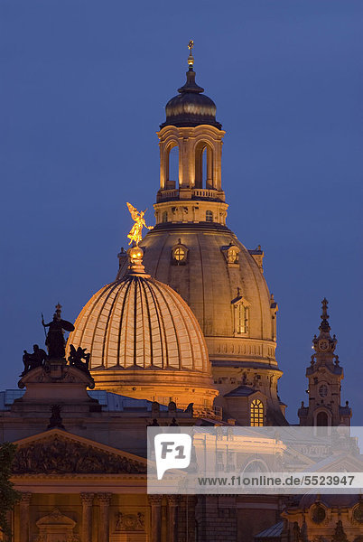 Beleuchtete Kuppel der Frauenkirche hinter der Glaskuppel der Dresdner Akademie der Bildenden Künste in der Abenddämmerung  Dresden  Sachsen  Deutschland  Europa