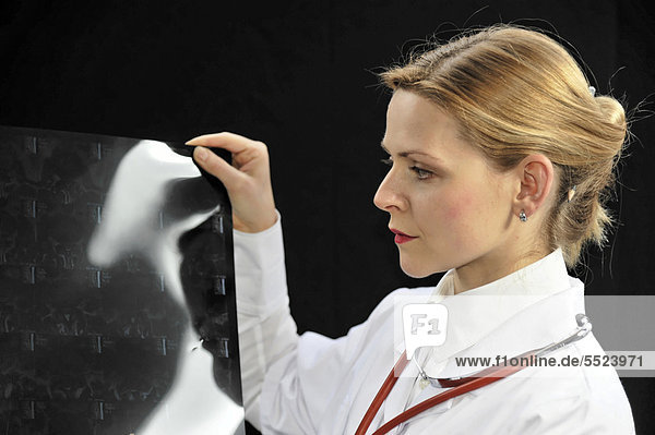 Assistenzärztin  junge Ärztin betrachtet Röntgenbild