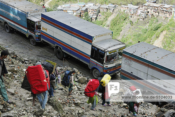 Lastenträger schleppen Gepäck von Touristen  Grenzort Nyalam - Zhangmu auf dem Friendship Highway Tibet - Nepal  Himalaya  Tibet  China  Asien
