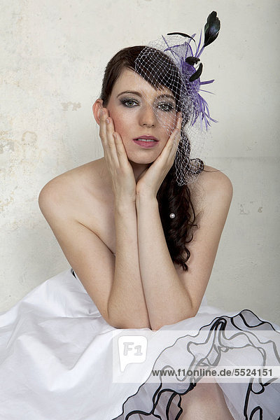 Junge Frau mit Kopfschmuck und weißem Kleid