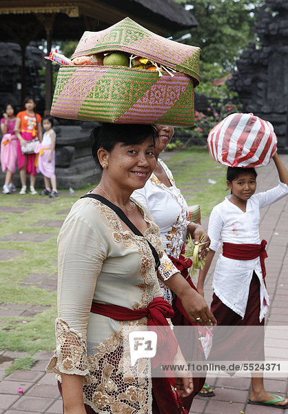 Frauen mit Opfergaben  religiöse Feier in der Tempelanlage vor der Fledermaushöhle  Goa Lawah  Bali  Indonesien  Südostasien  Asien