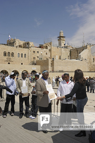 Afrikanische Juden erhalten von einer Jüdin eine Urkunde  dass sie an der Klagemauer waren  arabisches Viertel  Altstadt  Jerusalem  Israel  Vorderasien  Naher Osten