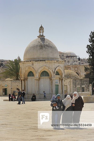 Iraelische Palästinenserinnen vor dem Himmelsfahrtsdom mit seiner byzantinischen Kuppel auf dem Tempelberg  arabisches Viertel  Altstadt  Jerusalem  Israel  Vorderasien  Naher Osten