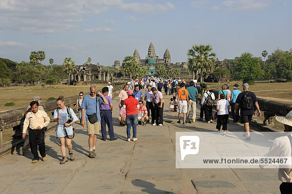 Besucherströme auf dem Steindamm in Richtung Angkor Wat  Siam Reap  Kambodscha  Südostasien