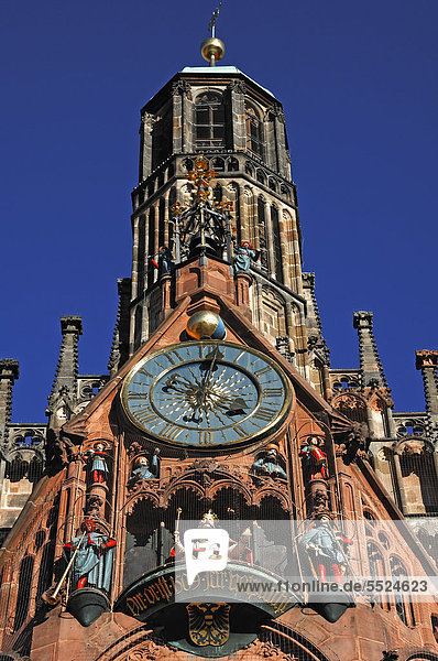 Turm der Frauenkirche mit Uhrturm und dem Männleinlaufen  Hauptmarkt 14  Nürnberg  Mittelfranken  Bayern  Deutschland  Europa