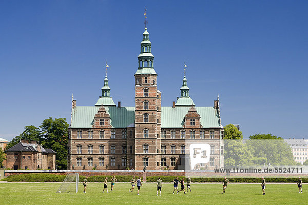 Fußballspiel auf dem Rasen vor Schloss Rosenborg  Kopenhagen  Dänemark  Europa