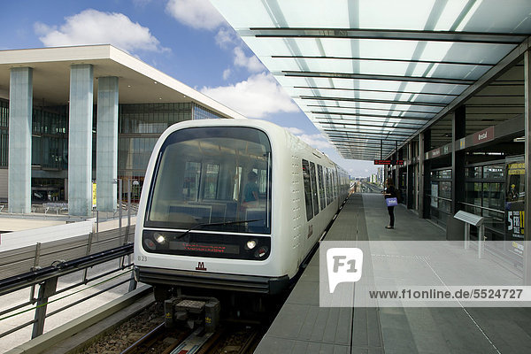 Die Kopenhagener Metro  Zug am Bahnhof ÿrestad  Orestad  Dänemark  Europa