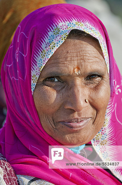 Porträt einer älteren Inderin  etwa 60 Jahre  pinkfarbener Sari  Khajuraho  Madhya Pradesh  Indien  Asien