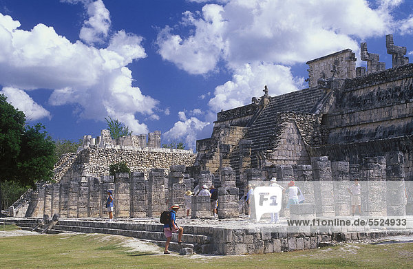 Tempel der Krieger mit Halle der tausend Säulen  Maya-Ruinen von Chichen Itza  Yucatan  Mexiko  Nordamerika