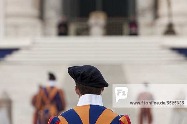 Die Schweizer Garde während der Generalaudienz auf dem Petersplatz  Rom  Italien  Europa