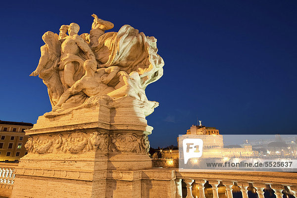 Steinerne Figuren auf der Ponte V. Emanuele II Brücke  hinten die Engelsburg  Abenddämmerung  Rom  Italien  Europa