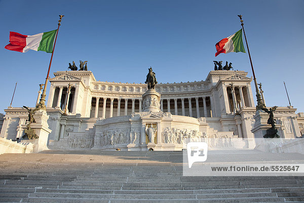 Denkmal Vittorio Emanuele II  italienische Flaggen  Rom  Italien  Europa